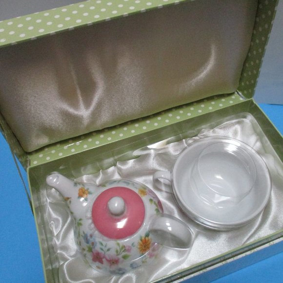 *Delton Fine Collectibles Porcelain Tea for One - Picture 2 of 15